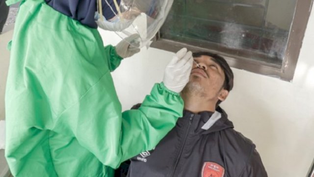 Jelang Laga Uji Coba PSM vs OTP 37 Mamuju, Pemain dan Panitia Jalani Tes Swab Antigen