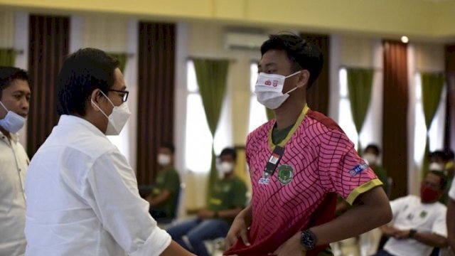 Wabup Suaib Mansur saat melepas Tim Sepak Bola Pra Porprov Luwu Utara, di Aula La Galigo, Jumat (30/7/2021).