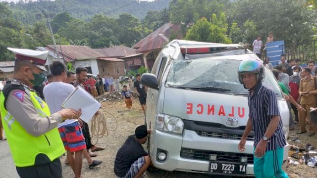 Mobil ambulance yang membawa jenazah mengalami kecelakaan di jalan poros Makassar - Palopo Dusun Babang Desa Babang Kecamatan Larompong Selatan, Luwu, Selasa (27/7).