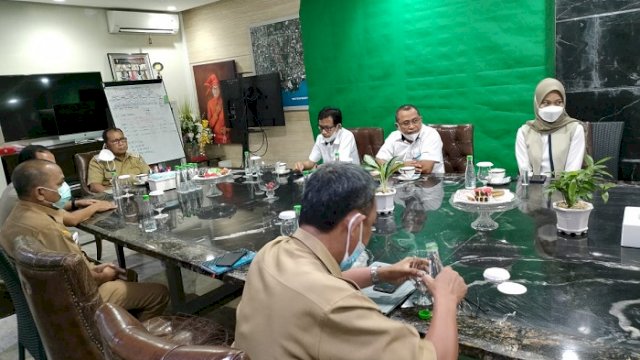 Walikota Makassar Moh Ramdhan &ldquo;Danny&rdquo; Pomanto menerima kunjungan Perum Bulog di kediaman pribadinya, Jalan Amirullah, Selasa (27/7/2021).