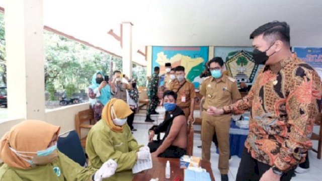 Tinjau Vaksinasi Massal di Dataran Tinggi, Bupati Target Sehari 1.000 Orang Divaksin Tiap Kecamatan