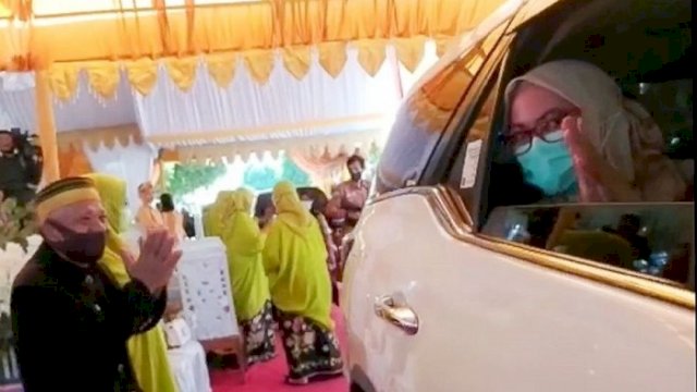 Bupati Luwu Utara, Indah Putri Indriani saat menghadiri pernikahan "Drive Thru".