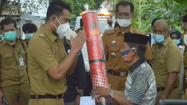 Bupati Sinjai Serahkan Bantuan kepada Korban Banjir dan Longsor