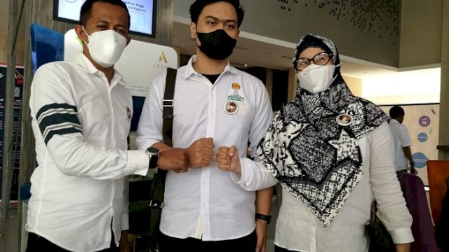 Kandidat ketua HIPMI Makassar periode 2021-2024, Muhammad Nidal Rusdin mengembalikan formulir pendaftaran, didampingi dua kandidat yang akhirnya mundur, Maulana Rezky dan Irma Trisnawati Anwar.