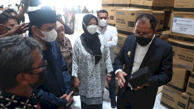 Walikota Makassar, Moh. Ramdhan &lsquo;Danny&rsquo; Pomanto meninjau gudang Makassar Recover, Kamis (1/7/2021), guna mengecek perlengkapan tim detector.