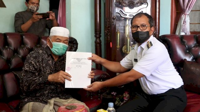 Pemerintah Kota Makassar mendapatkan tanah hibah dari H Idris yang diterima langsung Walikota Makassar, Moh. Ramdhan &lsquo;Danny&rsquo; Pomanto, di kediaman pribadi H Idris di Maccopa Maros, Rabu (7/7/2021).