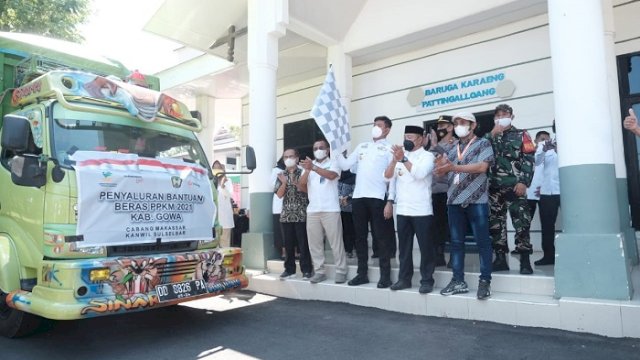 Adnan Lepas Ribuan Paket Beras Bagi Warga Gowa Terdampak PPKM
