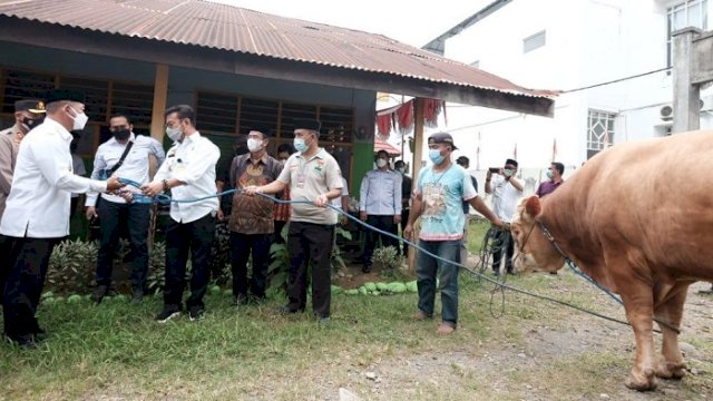 Mentan SYL Serahkan Sapi Kurban di Gowa, Beratnya 500 Kg