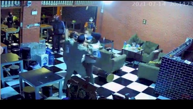 Keributan terjadi antara petugas Satpol PP dan pemilik warkop di Gowa. (int)