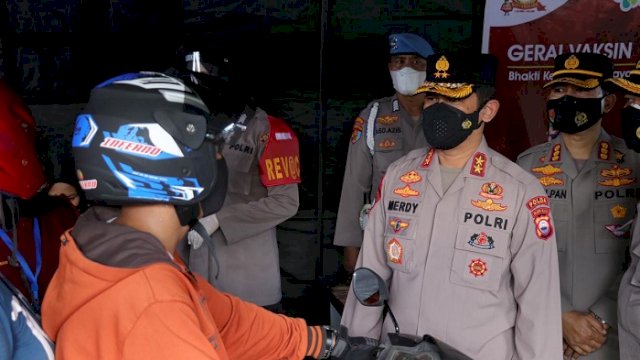 Kapolda Sulsel Irjen Pol Merdisyam Berbincang dengan pengendara saat kegiatan Drive Thru Gerai Vaksin Polres Pelabuhan, Senin (12/7/2021).