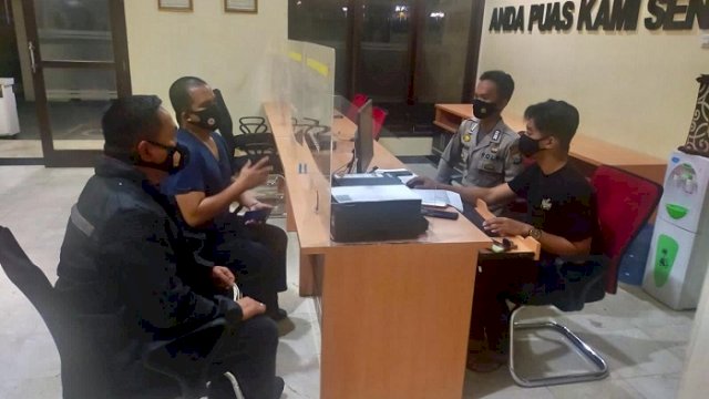 MELAPOR. Komisaris Klinik WMC Makassar, Wachyudi Muchsin, melaporkan dua oknum yang mengaku wartawan media online ke Polda Sulsel terkait dengan dugaan penyebaran berita hoaks, Minggu (18/7/2021). foto: istimewa