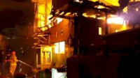 Dua Rumah di Jalan Pelita Raya Terbakar, Seorang Pria Ditemukan Meninggal