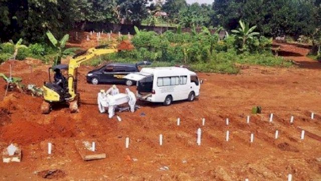 Salah satu prosesi pemakaman di pekuburan Macanda, Kecamatan Somba Opu, Kabupaten Gowa, beberapa waktu lalu. (int)