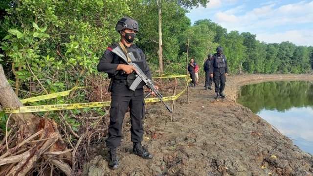 Petugas berjaga-jaga di sekitar lokasi penemuan benda diduga bom pesawat. (int)