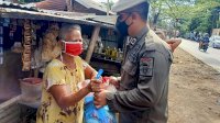 Satpol PP Makassar Bagikan Paket Bahan Pokok untuk Pedagang Kaki Lima