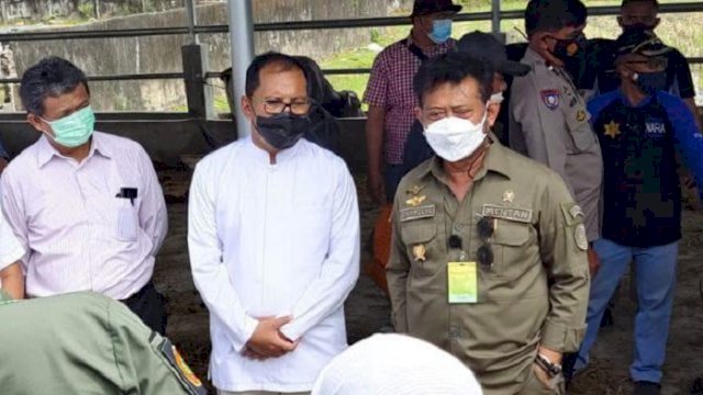 Menteri Pertanian Syahrul Yasin Limpo didampingi Walikota Makassar Danny Pomanto saat mengunjungi RPH Tamangapa, Kota Makassar, Minggu (18/7/2021).
