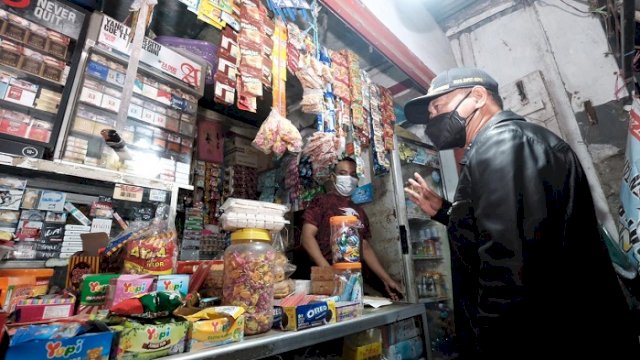 Wakil Bupati Gowa H Abd Rauf Malaganni saat menemui pelaku usaha saat pemantauan penegakan PPKM.