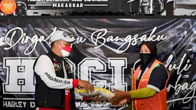 Peringati HUT RI ke-76, HDCI Makassar Bagikan 7 Ton Beras ke Warga Terdampak Covid-19