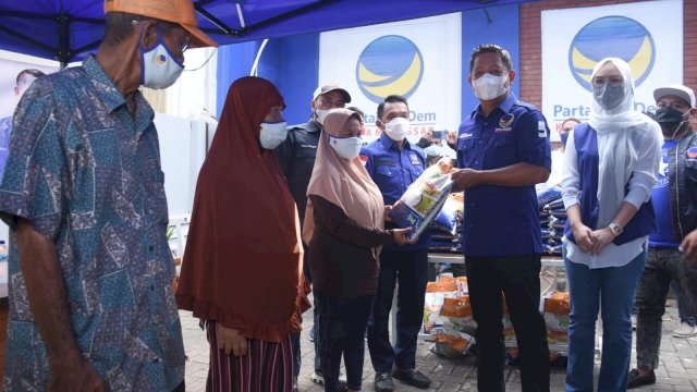 Ketua NasDem Sulsel, Rusdi Masse (RMS) menyerahkan secara simbolis paket beras kepada warga, di Kantor DPD NasDem Makassar, Jl AP Pettarani, Kamis (5/8/2021).