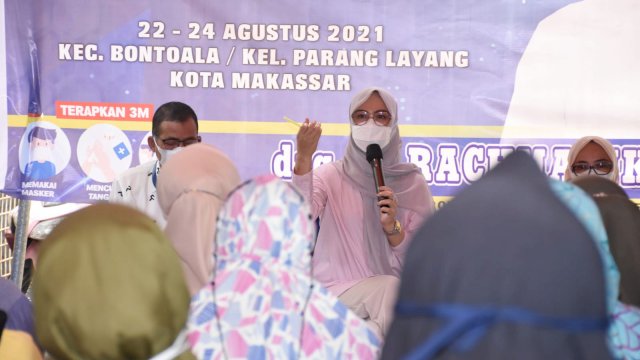 Ketua Komisi B DPRD Sulsel, Andi Rachmatika Dewi sosialisasikan Perda Pemberdayaan Koperasi dan UMKM, di Kelurahan Parang Layang, Selasa (24/8/2021).