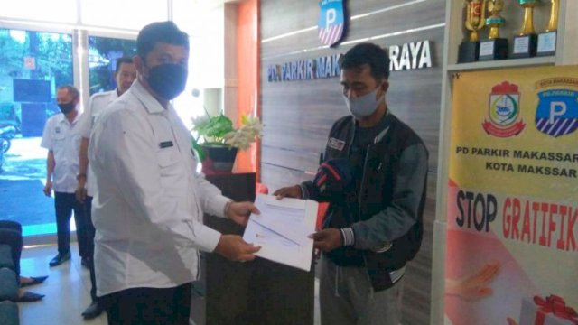 Perumda Parkir Makassar Bantu Jukir Korban Kebakaran