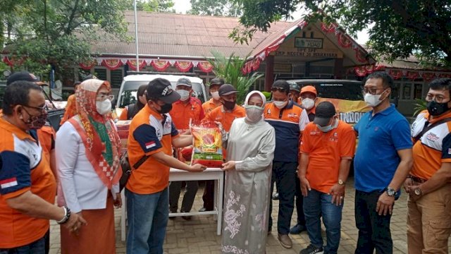 Bunda Paud Bersama Golorong Bagikan Sembako dan Ajak Anak Sekolah untuk Vaksinasi