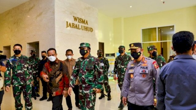 Tinjau Isolasi Pasien Covid di Asrama Haji Sudiang, Panglima TNI: Kemana-mana Kita Harus Pakai Masker