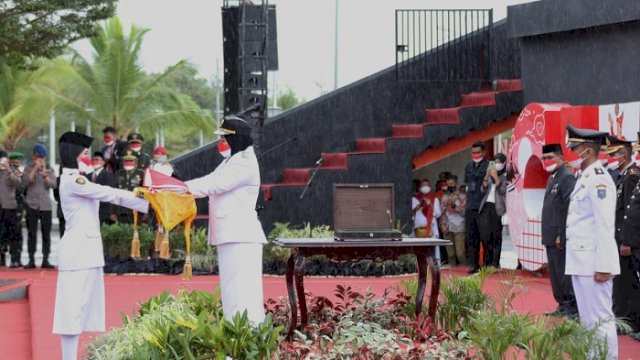 Hujan Gerimis Warnai Upacara Penurunan Bendera Merah Putih di Anjungan City of Makassar