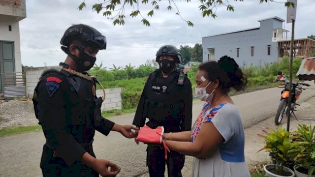 Gelar Patroli, Brimob Bone Ganti Bendera Milik Warga yang Pudar Warnanya dengan Bendera Baru