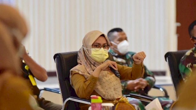 Bupati Indah Putri Indriani saat memimpin Rapat Koordinasi Penanganan COVID-19, di Aula La Galigo Kantor Bupati, Selasa (10/8/2021).