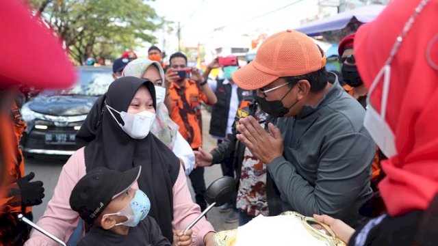 Walikota Makassar Moh. Ramdhan &lsquo;Danny&rsquo; Pomanto membagikan masker kepada pengendara yang lewat di depan Pasar Antang, Kecamatan Manggala, Minggu (15/8/2021).