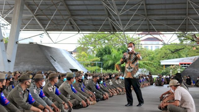 Walikota Makassar Moh Ramdhan &ldquo;Danny&rdquo; Pomanto di depan personel Satpol PP yang tergabung dalam Satgas Raika dari 15 kecamatan di Tribun Lapangan Karebosi Makassar, Rabu (25/8/2021).