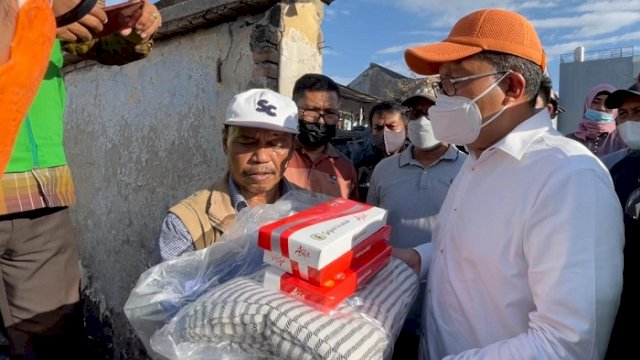 Walikota Makassar Danny Pomanto menyerahkan bantuan untuk korban kebakaran di Jalan Muh Tahir Kelurahan Jongaya Kecamatan Tamalate, Rabu (11/8/2021).