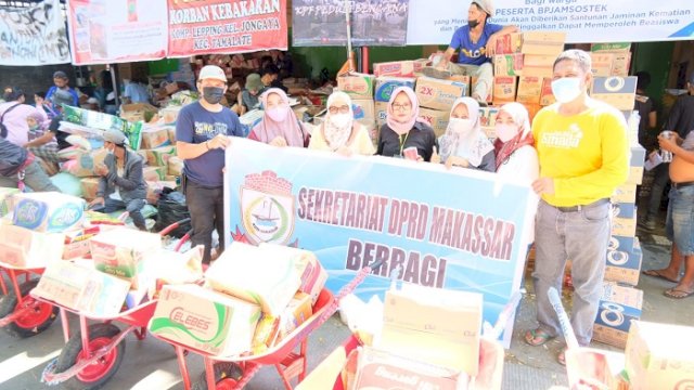Sekretariat DPRD Makassar Serahkan Bantuan Korban Kebakaran di Jongaya