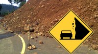 Longsor di Polewali Mandar Tutup Akses Jalan, Listrik Sempat Padam