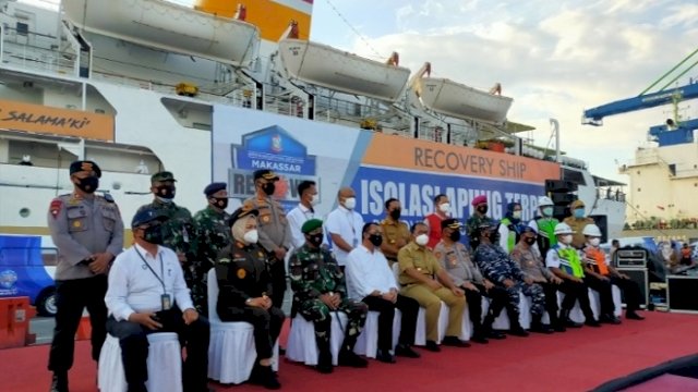 Peresmian isolasi apung terpadu di KM Umsini di Pelabuhan Makassar, Senin (2/8/2021). (int)