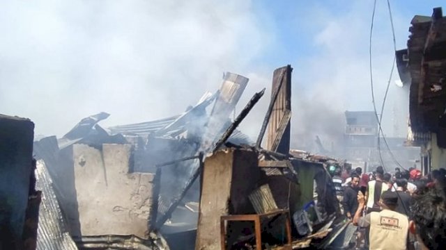 Kebakaran di kawasan permukiman padat penduduk, Kampung Lepping, Jalan Muhammad Tahir, Kelurahan Jongaya, Kecamatan Tamalate, Kota Makassar, Rabu (11/8/2021), menghanguskan sekitar 110 rumah warga. (int)