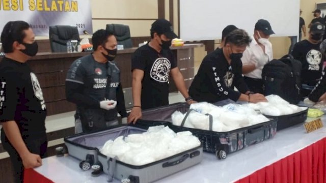 Polisi menunjukkan barang bukti narkoba saat jumpa pers di Mapolda Sulsel, Selasa (31/8/2021). (int)