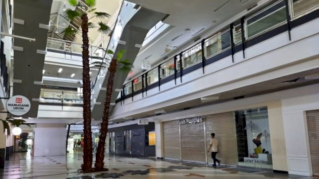 Kondisi salah satu mal di Makassar yang tutup saat pandemi lalu. (int)