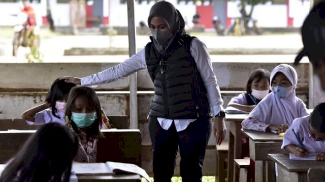 Bupati Luwu Utara, Indah Putri Indriani, saat meninjau pelaksanaan PTM di Kecamatan Seko, Rabu (5/8/2021).