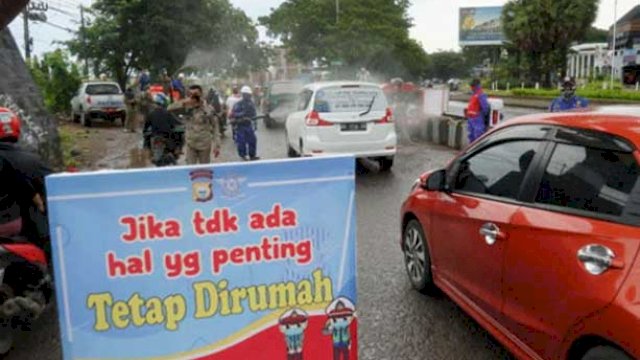 Ilustrasi: Pengendara yang masuk Kota Makassar menjalani pemeriksaan. (int)