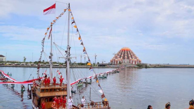 Suasana peringatan HUT RI di Pantai Losari. Ada bendera Merah Putih yang dibentagkan sepanjang 1.000 meter. (int)