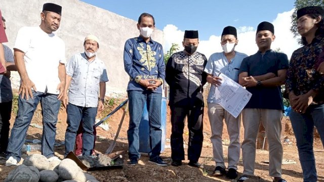 Pembina Yayasan Anak Rakyat Indonesia (YARI) Rudianto Lallo, didampingi Direktut PT Bonto Karannuang Abadi, Jufri Pabe melakukan peletakan batu pertama pembangunan perumahan anak rakyat, Jumat (20/8/2021).
