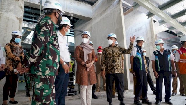 Plt Gubernur Sulsel Andi Sudirman Sulaiman saat meninjau lokasi pembangunan perluasan Bandara Internasional Sultan Hasanuddin Makassar, Senin (9/8/2021).