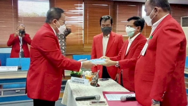 Prof. dr. Abdul Kadir saat mendaftarkan diri sebagai calon Rektor Unhas di Sekretariat Panitia Pemilihan Rektor (P2R), Lantai 4 Gedung Rektorat Unhas, Kampus Unhas Tamalanrea, Senin (16/8/2021).