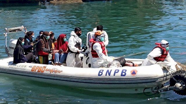 Warga yang telah selesai menjalani isolasi apung terpadu di KM Umsini diantar pulang menggunakan speed boat. (int)