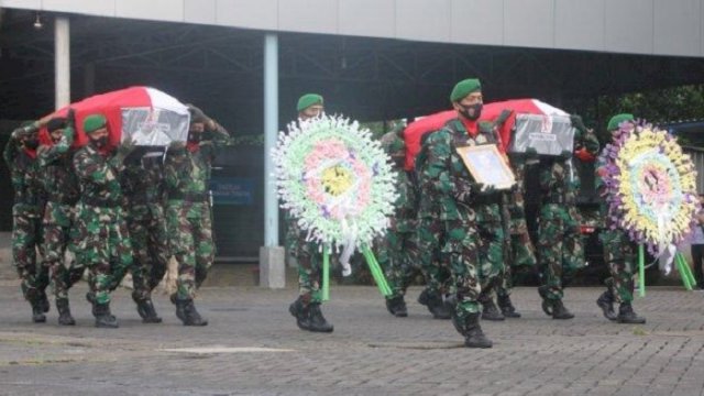 Dua jenazah prajurit TNI asal Sulsel yang gugur di Maybrat, Papua Barat, tiba di Bandar Sultan Hasanuddin, Makassar, Jumat (3/9/2021) sore. (int)