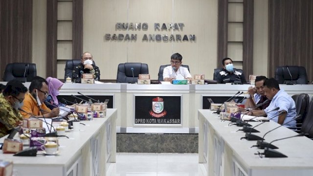 Koordinator Banggar DPRD Makassar Adi Rasyid Ali memimpin rapat pembahasan KUPA-PPAS 2021, di ruang Rapat Badan Anggaran DPRD Makassar, Kamis (16/9/2021).