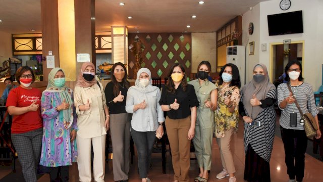 Ketua Umum Perempuan Jenggala, Vicky W Kartiwa didampingi Ketua Jenggala Sulsel, Sherly Faruok dan pengurus usai memberi keterangan terkait persiapan vaksinasi, di RM Apong, Jl Boulevard Makassar, Kamis (9/9/2021).