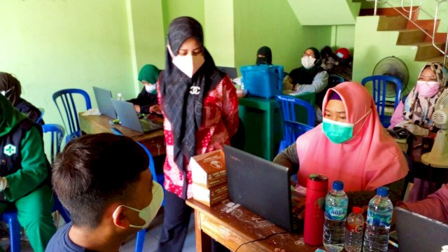 Wakil Ketua DPRD Makassar, Andi Suhada Sappaile memantau pelaksanaan vaksinasi, di Maccini Raya, Sabtu (25/9/2021).